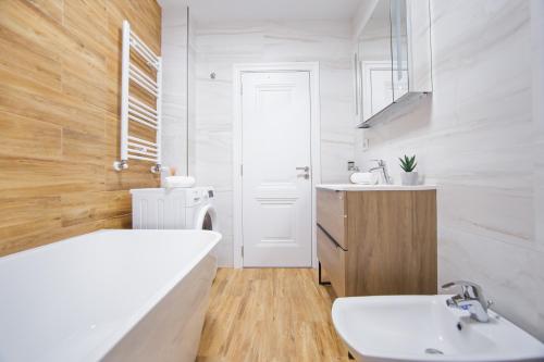 ein weißes Badezimmer mit Waschbecken und Toilette in der Unterkunft Creamy Wood Haven in Oradea