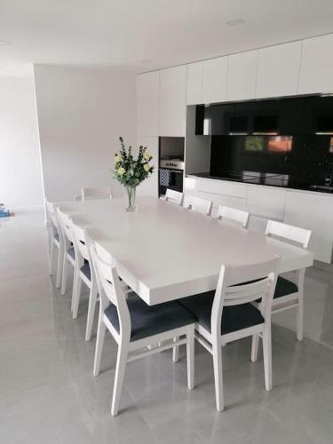 a large white table and chairs in a room at Alojamento familia Carvalhais in Ponte de Vagos