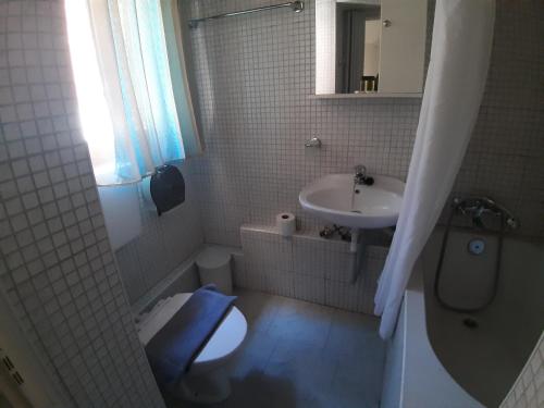 La salle de bains est pourvue de toilettes et d'un lavabo. dans l'établissement Villa Venezia, à La Canée