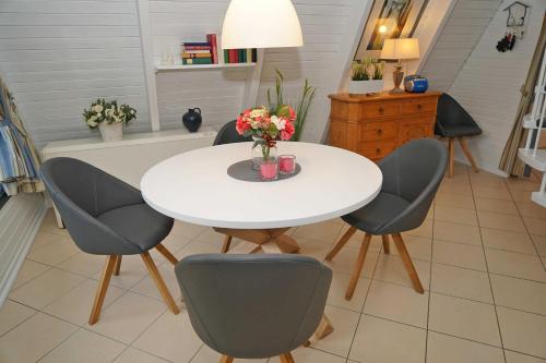 ダンプにあるZeltdachhaus _ grosses Grundstueckの白いテーブル付きのキッチン(テーブルと椅子付)