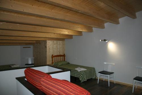 Barahona的住宿－Amistad y convivencia 2，客厅配有沙发和桌子