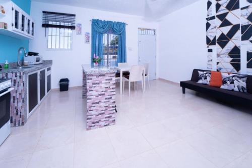 cocina y sala de estar con sofá y mesa en Cozy apartment in Samana with Jacuzzi, en Santa Bárbara de Samaná