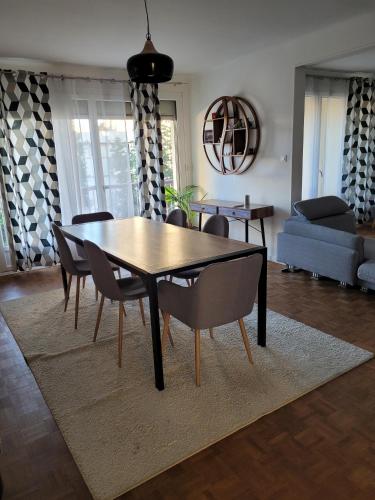 une table à manger et des chaises dans un salon dans l'établissement Appartement Jean Vilar, à Avignon