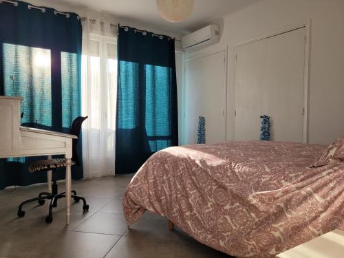 une chambre avec un lit, un bureau et des fenêtres dans l'établissement Appartement Jean Vilar, à Avignon