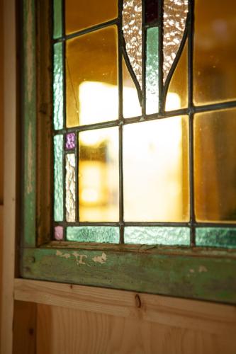 a stained glass window in a room at Knus boshuisje onder de eiken in Ermelo