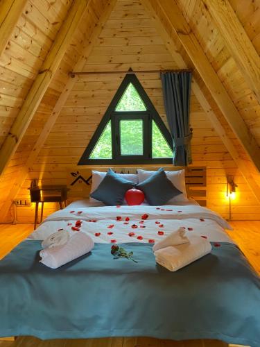 a large bed in a room with a window at Valent Suit Bungalov in Ardeşen