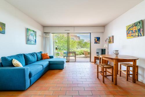 un salon avec un canapé bleu et une table dans l'établissement Le Dar el Chott par Dodo-à-Cassis, à Cassis