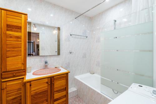 une salle de bain avec un lavabo, une douche et une baignoire dans l'établissement Le Dar el Chott par Dodo-à-Cassis, à Cassis