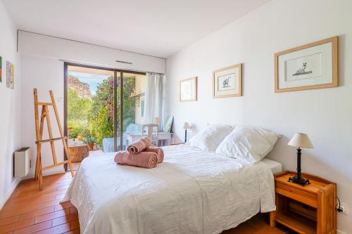 une chambre avec un lit avec une serviette dessus dans l'établissement Le Dar el Chott par Dodo-à-Cassis, à Cassis