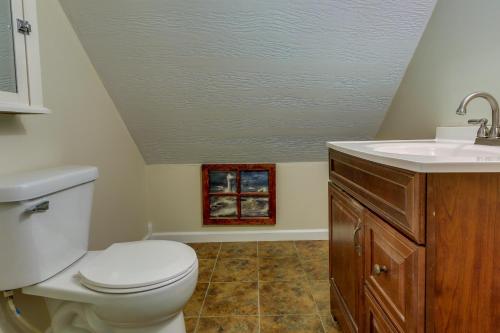 ein Bad mit einem WC und einem Waschbecken in der Unterkunft Cozy Bainbridge Retreat with Fireplace and Deck! 