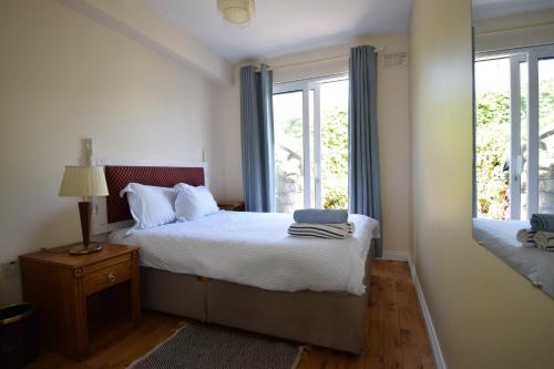 um quarto com uma cama e uma grande janela em 27 Cill Ard Bohermore galway em Galway