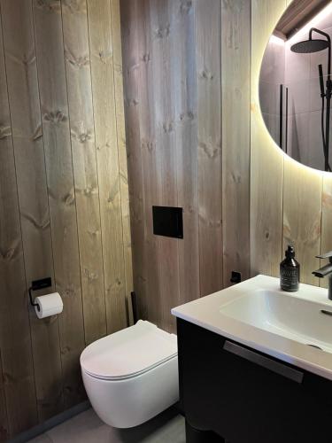 Łazienka z białą toaletą i umywalką w obiekcie Sogndal Chalet w mieście Sogndal