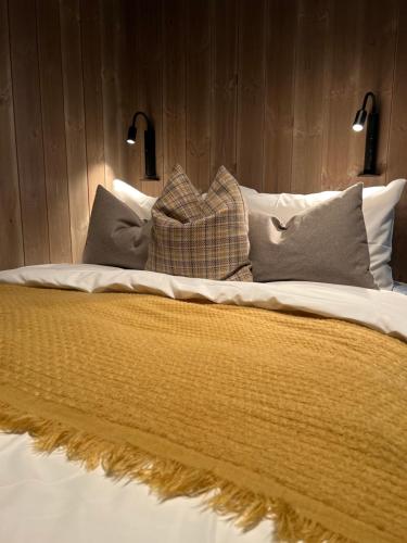 Una cama grande con almohadas encima. en Sogndal Chalet en Sogndal