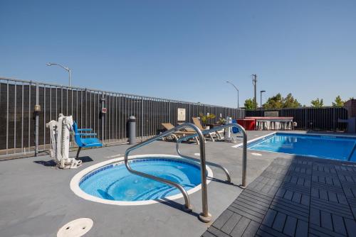a swimming pool with a hot tub and a slide at Sonesta Essential Vacaville Napa Valley in Vacaville