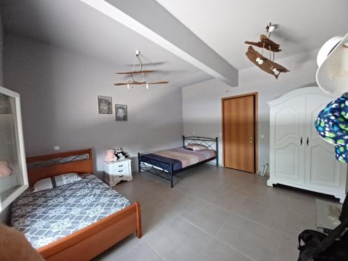 um quarto com 2 camas e um tecto em Once upon a Villa em Porto Heli