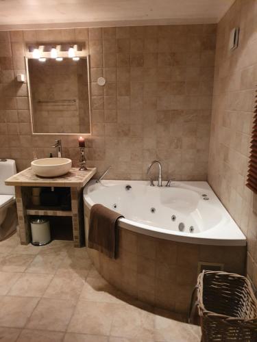 Koupelna v ubytování Luxurious, well-Equipped and modern Cabin by the Cross-Country Ski Trails