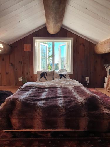 Postel nebo postele na pokoji v ubytování Luxurious, well-Equipped and modern Cabin by the Cross-Country Ski Trails