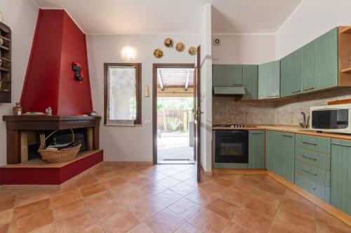 ヴィッラシミーウスにあるI Borghi di Michele - Il nido di Mennenneの赤い壁のキッチン(緑のキャビネット付)