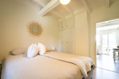 a bedroom with a large bed with a mirror on the wall at Romantik-Home Nordelsass - Ferienwohnung für Selbstversorger in Oberhoffen-lès-Wissembourg