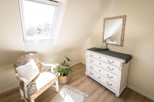a bedroom with a dresser and a mirror at Romantik-Home Nordelsass - Ferienwohnung für Selbstversorger in Oberhoffen-lès-Wissembourg