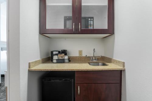 Dapur atau dapur kecil di SpringHill Suites Gainesville