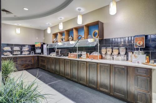 cocina con armarios de madera y encimera en SpringHill Suites Gainesville, en Gainesville