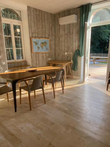 une salle à manger avec deux tables et des chaises dans l'établissement La demeure landaise, à Linxe