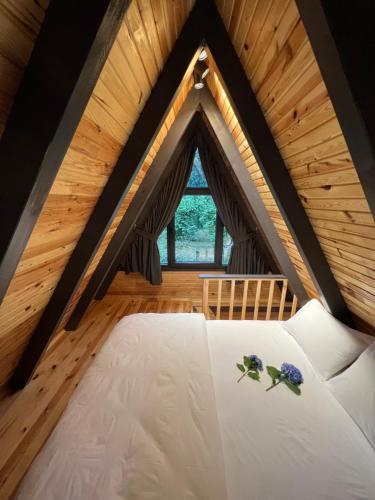 Postel nebo postele na pokoji v ubytování Lina house bungalov