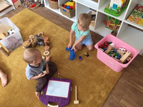 duas crianças sentadas no chão a brincar com brinquedos em Family Break in Newmarket em Newmarket
