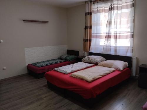 Un pat sau paturi într-o cameră la Pipacs Apartman
