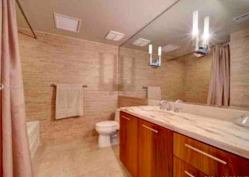 ein Badezimmer mit Badewanne, Toilette und Waschbecken in der Unterkunft Luxury Building with Ocean Views in Downtown in Miami