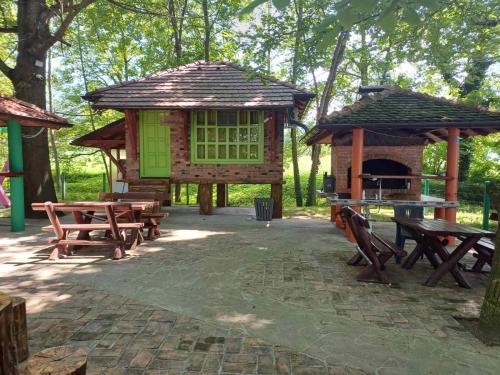 un parco giochi con tavoli da picnic e un padiglione di Kutak na Drini a Mali Zvornik