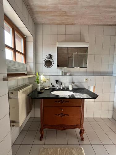 eine Küche mit einer Spüle und einer Theke in der Unterkunft Zimmer zum Wohlfühlen in Eching