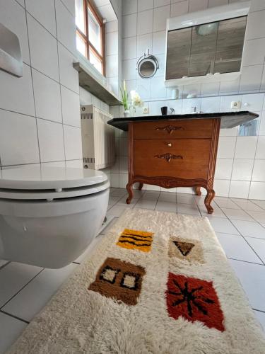 a bathroom with a toilet and a sink at Zimmer zum Wohlfühlen in Eching