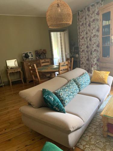 uma sala de estar com um sofá com almofadas em Vue cité de Carcassonne em Carcassonne