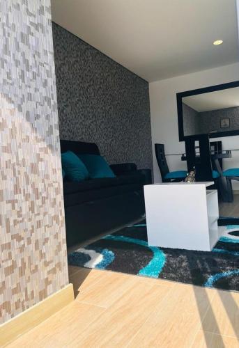 a living room with a couch and a mirror at La mejor experiencia: ubicación y comodidad in Ibagué