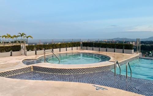 a swimming pool on top of a building at La mejor experiencia: ubicación y comodidad in Ibagué