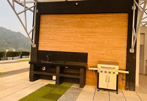 a table and a stove next to a wooden wall at La mejor experiencia: ubicación y comodidad in Ibagué