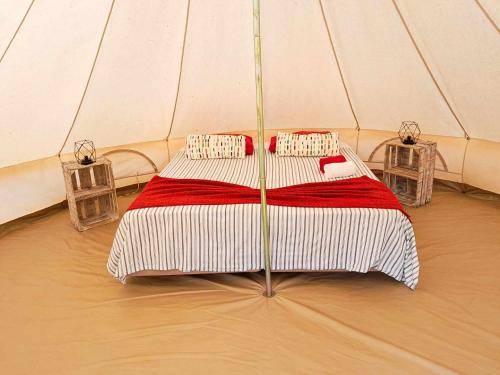 ein paar Betten in einem Zelt in der Unterkunft Parque da Mina in Monchique