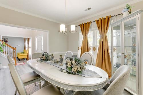 Φωτογραφία από το άλμπουμ του Sunny Lithonia Home about 7 Mi to Stone Mountain Park! σε Lithonia