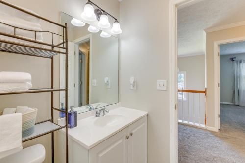 Φωτογραφία από το άλμπουμ του Sunny Lithonia Home about 7 Mi to Stone Mountain Park! σε Lithonia