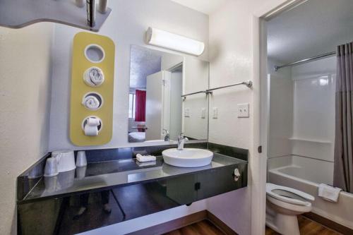 ein Bad mit einem Waschbecken und einem WC in der Unterkunft Loyalty Inn Tallahassee in Tallahassee