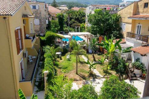 Fotios Roof apartment في أكارافي: اطلالة جوية على مدينة بها مباني