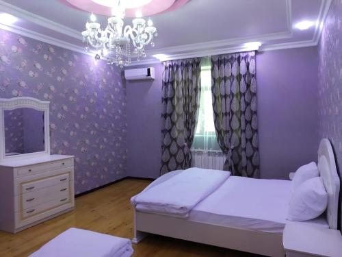 1 dormitorio con cama, espejo y lámpara de araña en Elnur small villa, en Daşca