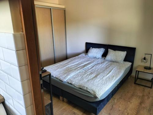 a bedroom with a bed with a black headboard at Gospodarstwo Agroturystyczne z BASENEM & SPA i Alpakami in Ełk