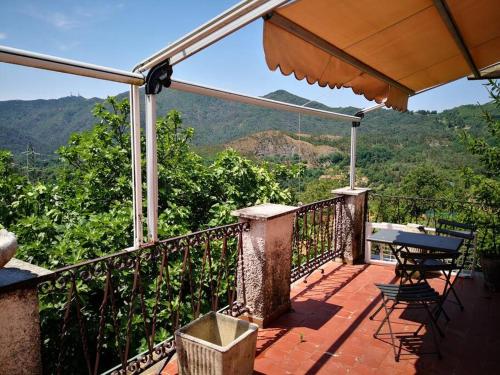 un patio con tavolo e sedie sul balcone. di Casa La Rondine. Un panorama sospeso sulla natura a Carro