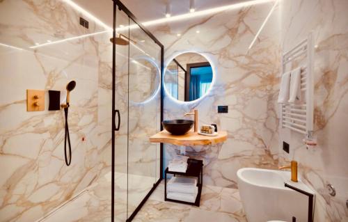 een badkamer met een wastafel en een douche bij Boutique Hotel Sirmione in Sirmione