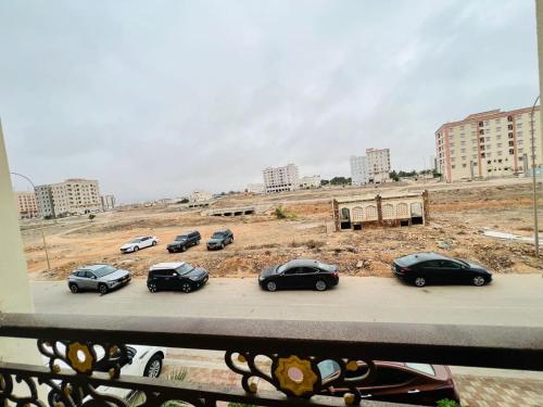 a group of cars parked in a parking lot at المزار للشقق الفندقية 1 in Salalah