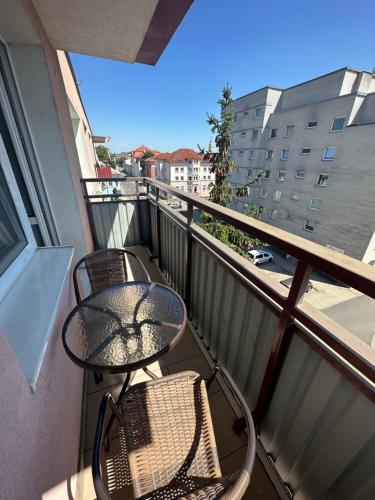 茲沃倫的住宿－Apartman city center Zvolen，阳台配有两把椅子和一张桌子