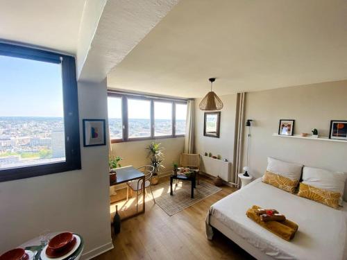 - une chambre avec un lit et une chambre avec une grande fenêtre dans l'établissement Le Cassiopée - Vue incroyable surplombant Rennes, à Rennes